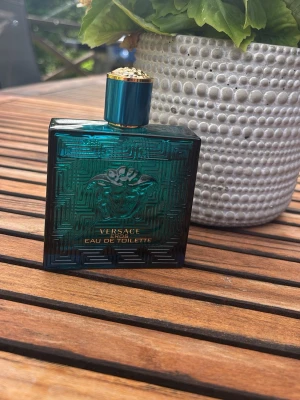 Versace Eros Eau de Toilette 100ml - Versace Eros Eau de Toilette i glasflaska. 90/100ml kvar, den är som ny, fraktas inom 48 timmar 