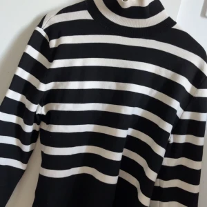 Polo tröja H&M - Jätte fin polo tröja från H&M i storlek XS. Faktiskt aldrig använd så inga alls defekter och i topp skick.