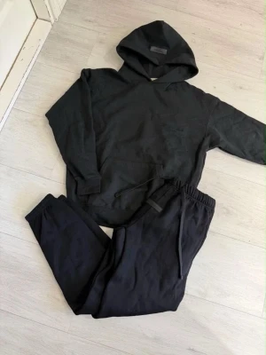 Essentials black cuffed tracksuit - Never used, in amazing condition. Ask DM for more questions and follow insta to join our giveaways!
