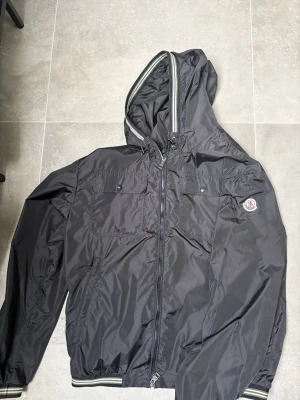 Moncler jean claude  - Tja, säljer min moncler jean claude vindjacka. Jackan är i mycket bra skick, alltså inga defekter. Eftersom att det är en vindjacka så är det perfekt i dagens väder😉vid fler frågor skriv i dm. OBS! Kan ta eventuella byten