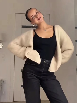 Beige öppen kofta från Lindex  - Säljer nu denna trendiga kofta från Lindex då den inte kommer till användning! Mysig beige kofta från lindex med öppen front och breda ärmar. Koftan är stickad i ett mjukt material och har en avslappnad passform som passar perfekt till lager på lager. Enkel att matcha med olika outfits.