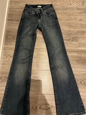 Nelly jeans  - Fina Nelly jeans! Nyttskick! Storlek 34. Nypris 700kr mitt pris 400kr