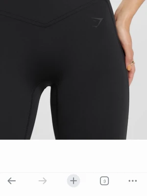Svarta leggings från Gymshark - Snygga svarta leggings från Gymshark med hög midja och diskret logga på höften. Tillverkade i stretchigt och mjukt material som sitter tight och formar sig efter kroppen. Perfekta för träning eller chill dagar.helt nytt med lappar 