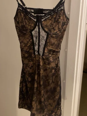 Spets klänning  - Svart spets klänning 