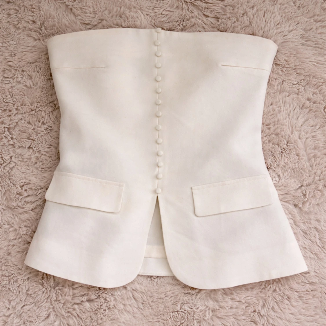 Vit tube-topp med knappar från Gina Tricot