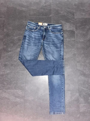 Blå jeans - Jätte snygga och bra passform. Fraktas samma dag 