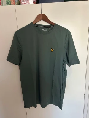 Grön t-shirt från Lyle & Scott - Snygg grön t-shirt från Lyle & Scott oanvänd endast testat 