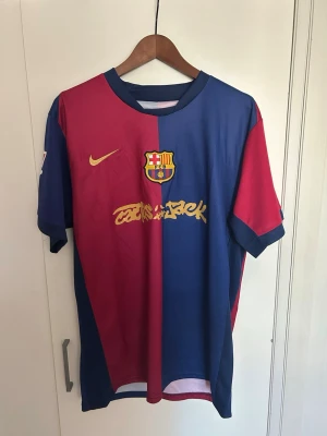 FC Barcelona matchtröja Nike - Säljer en FC Barcelona matchtröja från Nike i klassiska blå och röda färger. Tröjan har klubbmärke och Nike-logga på bröstet, samt tryck med Lamine Yamal och nummer 19 på ryggen. Tillverkad i lätt och ventilerande material, perfekt för fotboll eller träning.