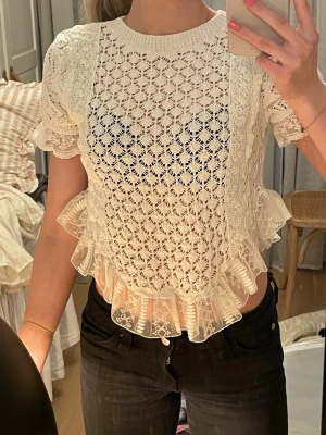 Vit spetsblus med volang från Zara - Aldrig använd, som nytt skick