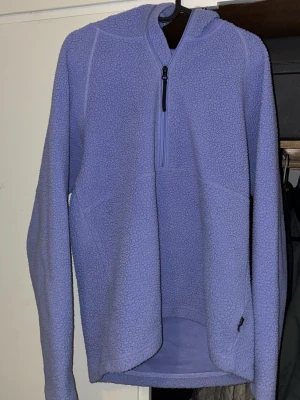 Val’disare Ljuslila fleecehoodie med dragkedja - Mysig ljuslila hoodie i fleece med halv dragkedja framtill och huva med dragsko. Jag hade den i Val’disare och den va så perfekt!