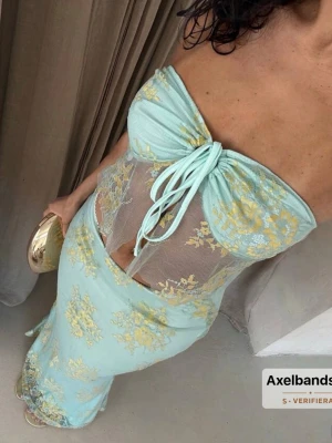 Mintgrön axelbandslös tubtopp med spets - Säljer detta jättefina sett bestående av topp och kjol i superfin färg. Endast använd en gång så bra skick💓💓