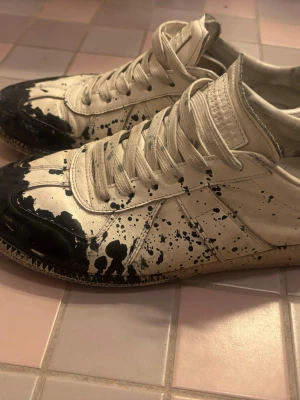 Maison Margiela skor  - Tjena! Säljer nu mina Maison margiela som är i helt okej skick. Det finns defekter och ba allmänt slitna, men väldigt sällsynt denna modell därav priset men priset är självklart diskuterbart. Hör av er vid fler frågor eller bilder så löser jag det 