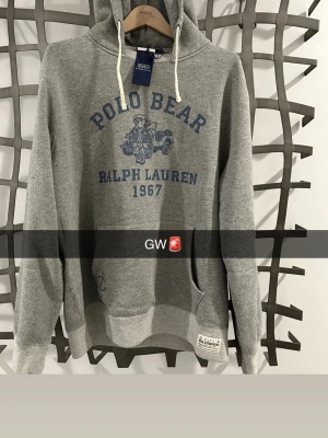 Ralph Lauren retro polo bear hoodie  - Ger bort denna sjukt snygga Ralph Lauren hoodien till en lycklig vinnare. Storlek M, helt ny. FÖR ATT DELTA: Gilla annonsen, Följ kontot, skriv ”klar” på denna annons. Vinnare dras 15 april, lycka till! 