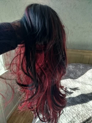 Svart och röd lång cosplayperuk - Lång vågig peruk i svart med röda slingor, perfekt för cosplay eller maskerad. Peruken har mittbena och naturligt fall, vilket ger en cool och edgy look. Materialet är syntetfiber som är lätt att styla och bära.Ny,Helt otroligt snygg.500kr använder mig av Postnord vid intresse pm 😻😻😻