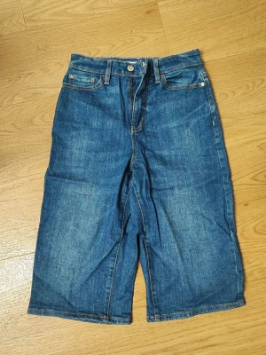 Shorts/Jorts - Säljer ett par klassiska blå denimshorts med hög midja och raka ben. 