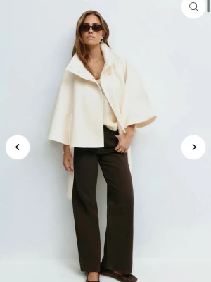 Krämvit kappa med bälte & hög krage - Helt oanvänd kappa från Gina Tricot, köpt i höstas. Råkade beställa 2 stycken, så den är oöppnad ifrån paketet. Nypris: 499.95 jag säljer för 350