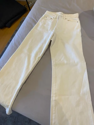 Gina Tricot Vita Jeans - Straight fit - Strl 32 - - Säljer ett par vita/creme färgade jeans från Gina Tricot i storlek 32. Klassisk modell med raka ben och snygg passform. Aldrig använda. Säljes då dom är för små för mig