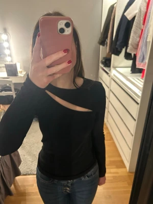 Långärmad topp - Svart långärmad topp från Pieces med cut out detalj. 🖤