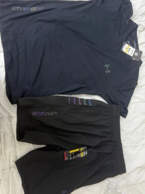 Svart träningsset från Under Armour -   Säljer ett par helt nya under Armour aldrig använda. 