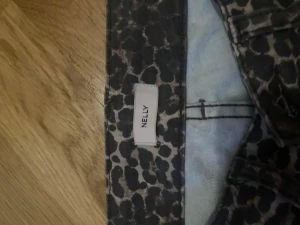 Leopardmönstrade jeans från Nelly - Nästan helt nya Nelly jeans i strl 36. Inga tecken alls på slitage eller användning. Då jag ej använder dom längre så gör jag mig av med dom. 