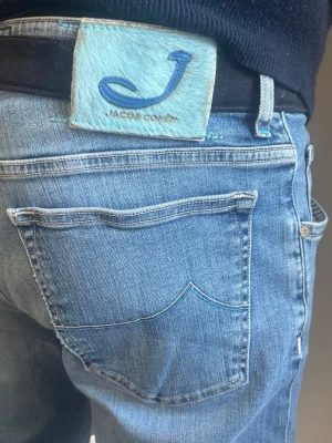 Exklusiva Jacob Cohën J688 | W36 | Hårpatch & Premium denim - Snygga Jacob Cohën jeans i en ljusblå tvätt. Dessa byxor ger en unik premiumkänsla.  🧵 Märke & Modell: Jacob Cohën – J688 📏 Storlek & Passform: W36. Straight slim, mittemellan slim och straight. Perfekt passform.  🧩 Material: 92% bomull / 2% elastan 📐 Mått: Midja: 43,5 cm Innerbens-sömm: 87 cm Ytterbenslängd: 113 cm ✅ Skick: 9/10 - Väldigt bra!! ✨ Detaljer: Blå hårpatch, lyx knappgylfar, citat,  💰 Nypris:5000 kr 🧍‍♂️ Referens: Passar 187-192 cm ungefär (kolla mått ovan!) ‼️ Skickas inom 24h‼️