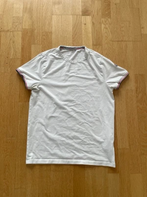 Moncler T-shirt - En riktigt snygg Moncler T-shirt. Den har använts men fortfarande i väldigt bra skick som ni ser på bilderna! 