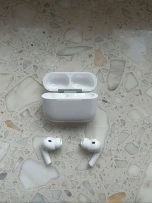 trådlösa hörlurar PRO 3 - Säljer ett par vita trådlösa in-ear hörlurar från Apple med tillhörande laddningsetui. Hörlurarna har silikonproppar och stilren design, perfekt för musik och samtal på språng.