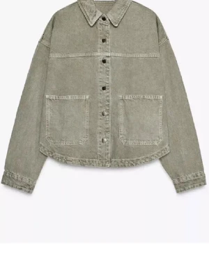 Grön jeansjacka från Zara - Snygg grön jeansjacka från Zara. Supersnygg o inte mycket använd. Perfekt vår/sommar/höst! St XS.