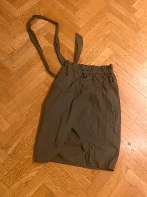 Olivgrön kjol med knytband - Enkel olivgrön kjol med elastisk midja och tillhörande knytband. Kjolen har rak passform och slutar strax ovanför knäna. Perfekt för dig som gillar minimalistisk stil och vill ha något bekvämt till vardags.Skriv gärna för mått! 💕