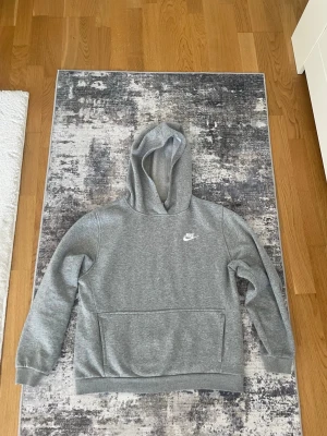 Grå hoodie från Nike - Säljer en grå nike hoodie eftersom den inte passar längre, Storleken är 158-170cm, priset kan diskuteras