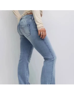 Ljusblå bootcut jeans från Gina tricot  - Säljer ett par ljusblå bootcut jeans från Gina tricot med klassisk femficksmodell och snygga sömdetaljer på bakfickorna. Jeansen är låg midjad och är tillverkade i mjukt denimtyg med lite stretch för extra komfort.