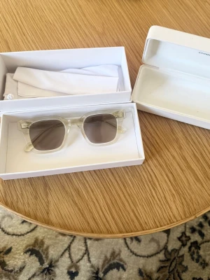 Chimi 04 light yellow - Nypris 1400, glasögonen är knappt använda (inga repor), då dem inte passar mig🫶, tillbehören finns med men dem har stått hemma i 2 år och kan ha lite smuts, men de är bara att fråga om flera bilder:)