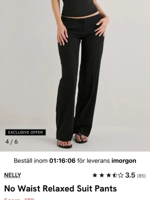 No waist Relaxed suit Pants- Nelly  - Säljer ett par svarta kostymbyxor från Nelly med relaxed fit och låg midja. Byxorna har vida ben och minimalistisk design utan synlig linning. Perfekta för en chill och stilren look. Byxorna är helt nya med prislapp kvar och ligger kvar i påsen de kom i