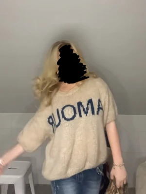Beige stickad tröja med text - Så fin och populär stickad tröja från design by si. Min absoluta favorittröja, säljer pga att jag köpte 2 stycken i olika storlekar. Pris kan diskuteras, bara att skriva vid frågor💕😙