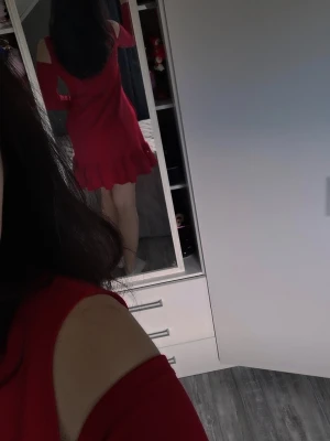 Röd lös klänning med volang - Säljer en röd lös klänning med volangkant nedtill och trendiga cut-out detaljer vid axlarna. Klänningen har en loose passform och är ärmlös med breda axelband. Perfekt för dig som vill sticka ut med en färgstark look!