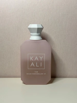 Kayali Yum Boujee Marshmallow parfym - Säljer en Kayali Yum Boujee Marshmallow parfym. Doften har noter av fresia, jordgubb, rosa marshmallow, krämig kokos, vispad vanilj och rosa mysk. 100 ml flaska & mer än hälften är kvar. (Nypris för 50ml är 1000+ kr) 