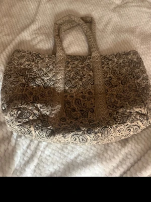 Totebag Hemtex  - Säljer denna fina totebag från Hemtex. Den säljs inte längre och det är så fina mönster❣️Säljer då jag har en annan i annan färg o mönster🌸den är använd enstaka gång och i fint skick