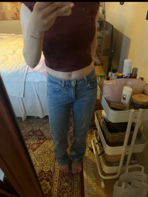 Blå raka jeans från Zara  - Säljer ett par klassiska blå Zara  jeans med rak passform och midwaist💗Säljer dessa fina jeans från Zara som är midwaist straight men går under naveln på mig❣️Det är lite beroende på hur man vill att dem ska sitta. Säljer då jag inte tycker om jeans längre❣️Står storlek 38 men sitter som 36 på mig som har S