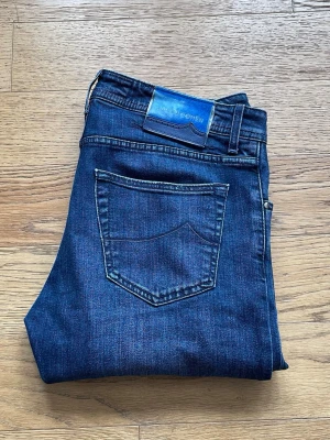 Jacob Cohen jeans  - Tjena! Säljer nu dessa Jacob Cohen jeans. Storlek 34 (sitter som 32). Skick 9/10. Nypris på dessa är ca 5000 och mitt pris 899, (pris kan diskuteras vid snabb affär). Hör gärna av er vid minsta fundering/fråga. MVH JL Sellout