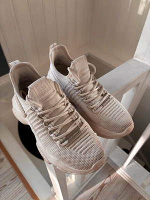 Vita Steve Madden sneakers - Snygga vita sneakers från Steve Madden. Skorna har en modern design med ribbade detaljer, rund tå och vita skosnören. Perfekta för dig som gillar en clean och sportig look. Använda ett fåtal ggr (liten i storleken). Går att tvätta i 30 grader så att de blir vitare.
