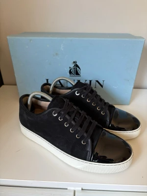 Lanvin sneakers  - Snygga lanvins, skon är i toppskick både mockan och glansen är nyskick och sulan är väldigt bra. Storlek 40 men passar 41, Vid intresse kontakta mig för mer frågor mvh boss ingår 