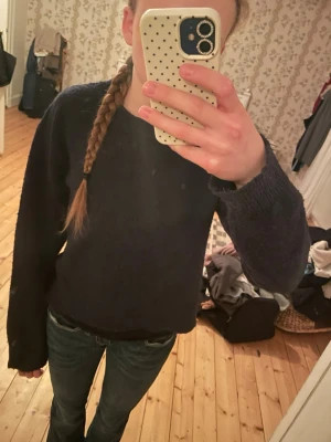 Mörkblå stickad tröja - Mörkblå stickad tröja, lite nopprig men det är inget som syns tydligt och går nog att få bort. Storlek 158-164 💗