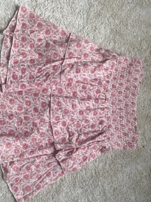 Rosa volangkjol💕 - Säljer min rosa volangkjol som inte kommer till användning💕använt 2-3 gånger💕