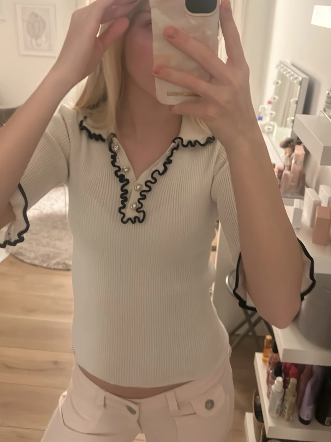 Vit blus med svarta detaljer