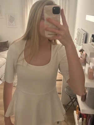 Vit topp - Söt vitt topp!säljer för att den inte kommer till användning