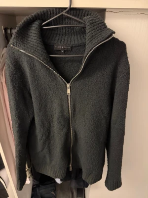 Brand Island kofta  - Brand Island kofta storlek M i ett mjukt material. Väldigt mysig kofta perfekt för en combinstion av comfort o stilren look.