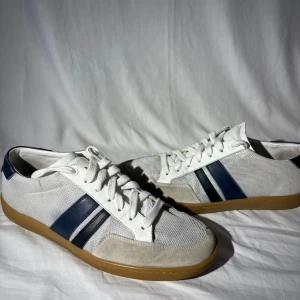 Saint Laurent Skor - Säljer nu ett bra  feta och sällsynta saint laurent sl05 skor! OG dustbag kommer med i köpet. Storleken på skorna är 43. Skorv gärna vid minsta fundering eller fler bilder. 