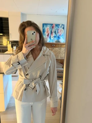 Trenchcoat - Säljer min jättefina trenchcoat från Nelly, passar en S eller M