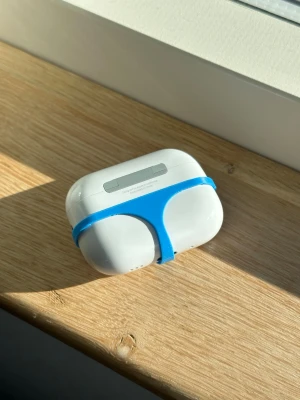 Blått String-fodral – AirPods Pro 3 - Ge hörlurarna lite semesterkänsla! Detta blåa fodral i "thong"-format är det perfekta tillbehöret för dig med humor. Skapat för att sitta perfekt på AirPods Pro 3. • Färg: Blå. • Produktion: 3D-printad. • Modell: Söker du till en annan version av AirPods? Kolla in mina andra annonser! 