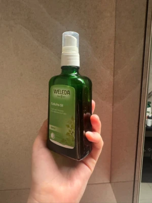 Kropps olja  - Weleda Cellulite Oil med björk är en grön glasflaska med pump, perfekt för att ge huden fasthet och förbättra utseendet. Oljan innehåller naturliga ingredienser och har en fräsch doft. Passar dig som vill ha en naturlig hudvårdsrutin.